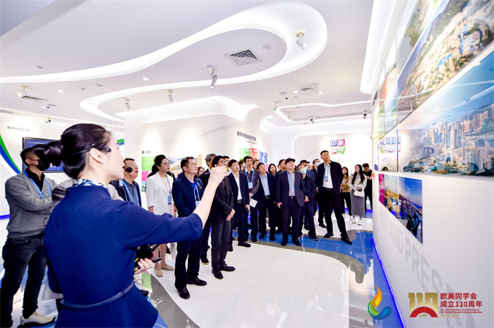 參會(huì)嘉賓和留學(xué)歸國(guó)人員參觀橫琴粵澳深度合作區(qū)展示廳。主辦方供圖