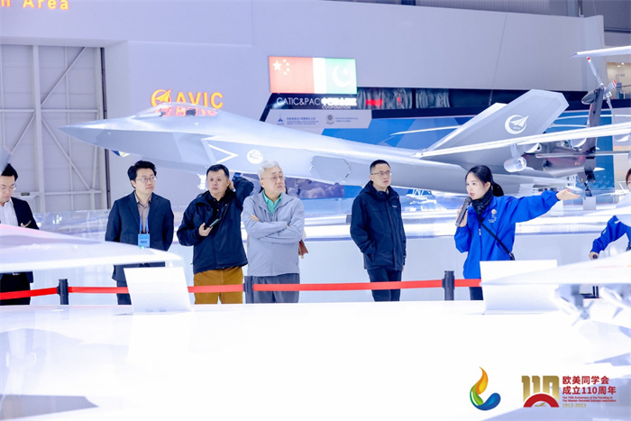 參會(huì)嘉賓和留學(xué)歸國(guó)人員參觀珠海太空中心。主辦方供圖