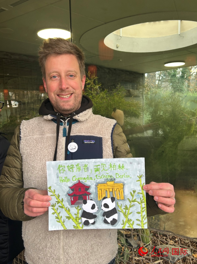 特別從法國趕來送別“夢想”“夢圓”的專業(yè)級熊貓粉絲 Pouille先生和此次征集的兒童作品。人民網(wǎng)記者 徐馨攝