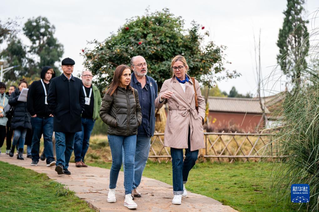 12月6日，世界媒體峰會(huì)參會(huì)代表在昆明市晉寧區(qū)小漁村參觀。新華社記者 胡超 攝