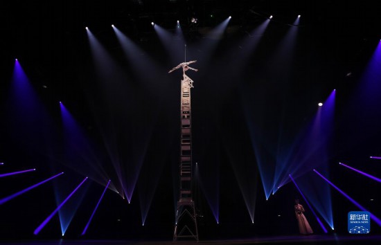 12月8日，演員在法國(guó)巴黎舉行的中國(guó)雜技“奇妙之夜”演出上表演《高椅》。新華社記者 高靜 攝