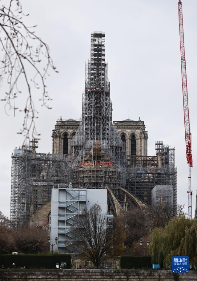 這是12月8日在法國巴黎拍攝的修復(fù)中的巴黎圣母院。新華社記者 高靜 攝