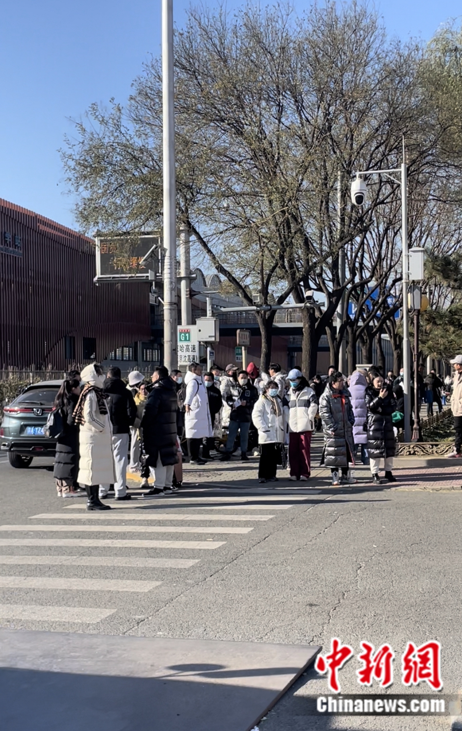 不少家長(zhǎng)和老師在考場(chǎng)外等候。袁秀月 攝