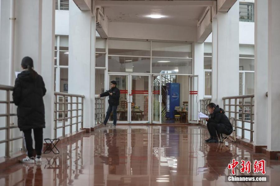 資料圖：幾位考研學(xué)生在南昌大學(xué)教學(xué)樓的天橋上復(fù)習(xí)備考。劉力鑫 攝