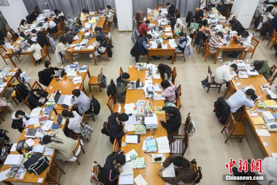 資料圖：眾多考研學(xué)生在南昌大學(xué)圖書館的自習(xí)室內(nèi)復(fù)習(xí)備考。劉力鑫 攝