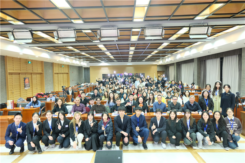 第八屆全國(guó)高校西班牙語(yǔ)配音大賽決賽現(xiàn)場(chǎng)合影。主辦方供圖