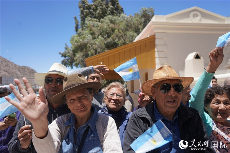 圖為當(dāng)?shù)孛癖娮园l(fā)舉行慶祝活動(dòng)。人民網(wǎng)記者 許放攝