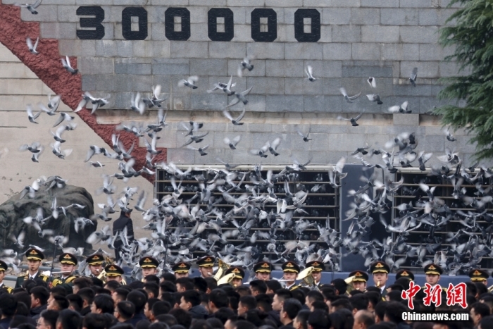 12月13日是第十個(gè)南京大屠殺死難者國(guó)家公祭日。當(dāng)天上午，南京大屠殺死難者國(guó)家公祭儀式在侵華日軍南京大屠殺遇難同胞紀(jì)念館舉行。圖為國(guó)家公祭儀式現(xiàn)場(chǎng)。<a target='_blank' href='/'><p  align=