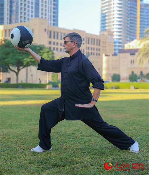 羅伯特在練習(xí)太極球。人民網(wǎng) 塔里克·易卜拉欣攝