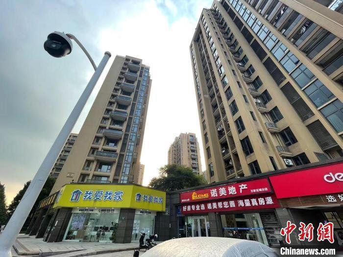 多家房地產(chǎn)中介。 蘇婷 攝