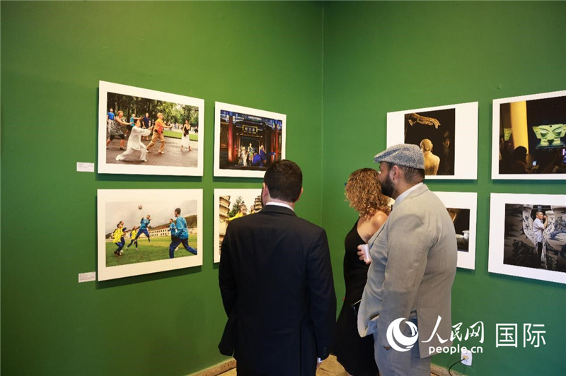 巴西民眾在攝影展作品前駐足欣賞。 人民網(wǎng)記者 陳海琪攝