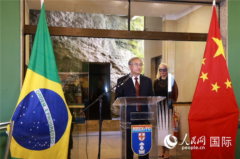 中國攝影家協(xié)會(huì)駐會(huì)副主席鄭更生在攝影展開幕式上致辭。 人民網(wǎng)記者 陳海琪攝