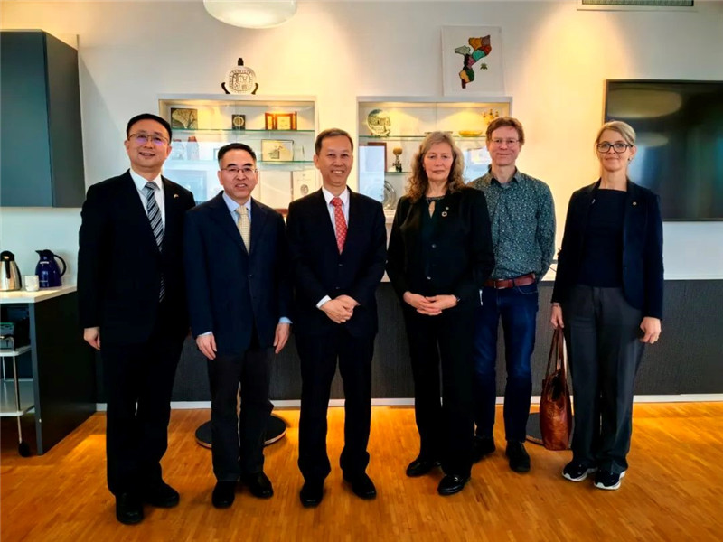 中國駐瑞典大使崔愛民（左三）會見瑞典農(nóng)業(yè)大學(xué)校長薇迪（左四）。中國駐瑞典大使館供圖。