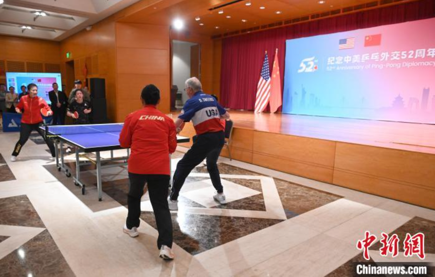 當(dāng)?shù)貢r間12月13日，中國駐美使館在華盛頓舉辦慶?；顒蛹o(jì)念中美乒乓外交52周年。圖為丁寧、劉偉、戴爾等中美運(yùn)動員上演混雙表演賽。中新社記者 陳孟統(tǒng) 攝