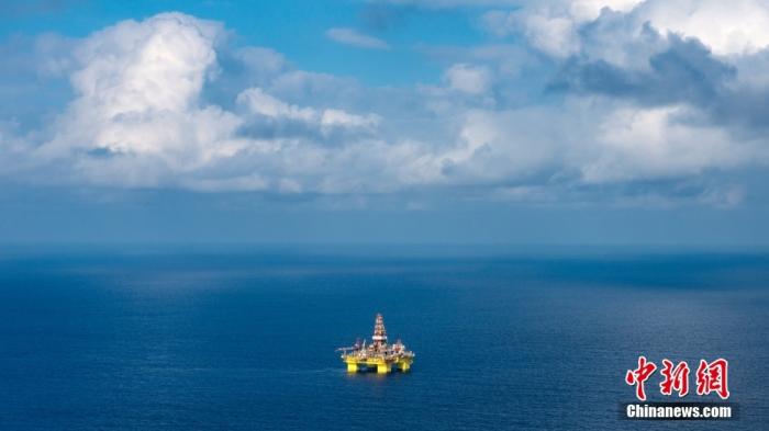 遠(yuǎn)眺中國(guó)海油982鉆井平臺(tái)。<a target='_blank' href='/' _fcksavedurl='/' ><p  align=