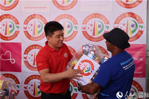 鄭俠茂向癌癥患者捐贈食品籃。人民網(wǎng)記者 時(shí)元皓攝