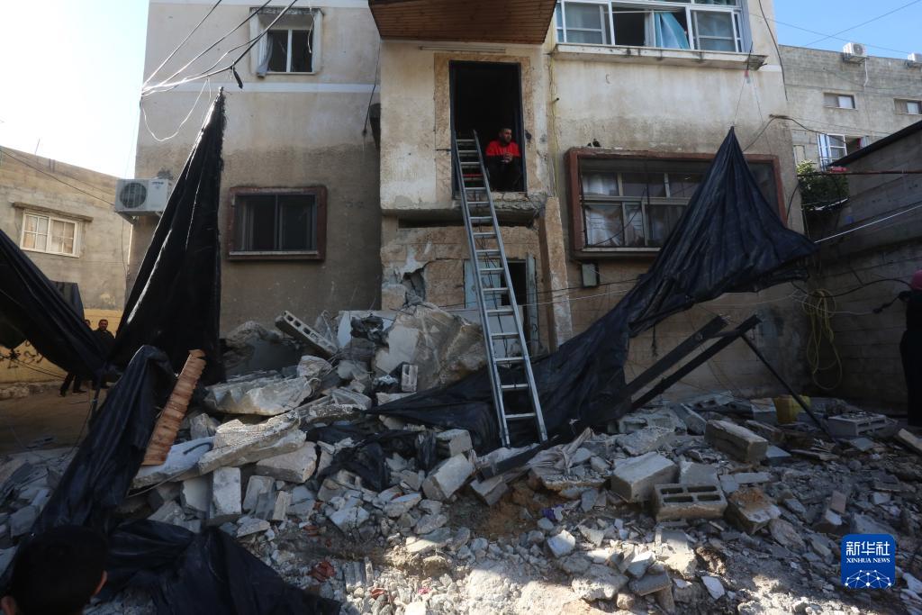 12月17日，在約旦河西岸城市圖勒凱爾姆附近的一處難民營，人們查看在沖突中損毀的房屋。新華社發(fā)（尼達(dá)爾·艾仕塔耶?dāng)z）