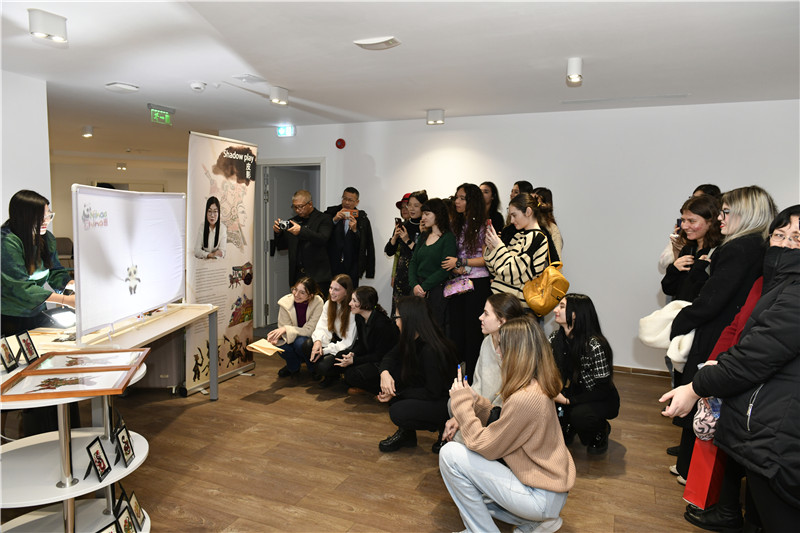 圖為觀眾欣賞帶有“你好中國(guó)”標(biāo)識(shí)的皮影展示。 布加勒斯特中國(guó)文化中心供圖。