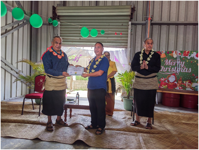 湯加農(nóng)林食品部部長佛赫為唐匯勇組長頒發(fā)獎狀和獎金。援湯加第六期農(nóng)業(yè)技術(shù)援助項目組供圖