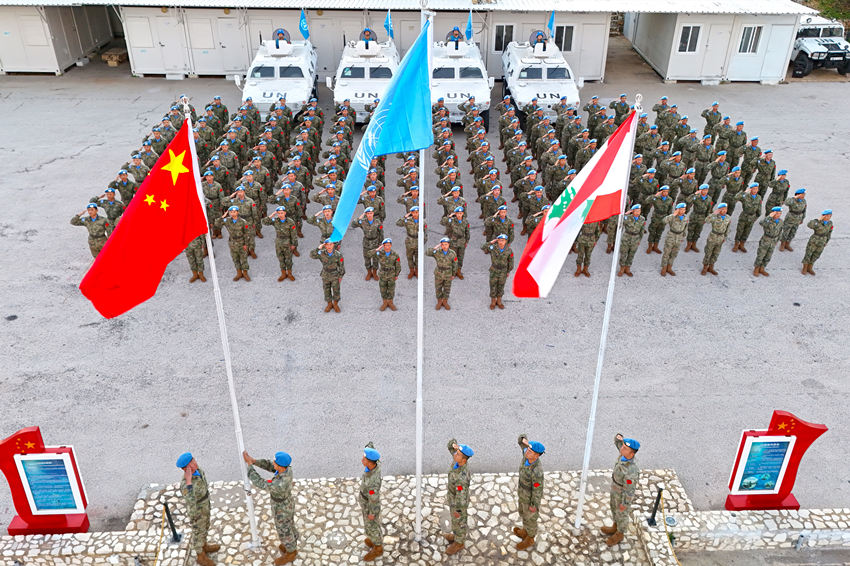 1月1日，中國第22批赴黎巴嫩維和官兵們舉行升旗儀式。胡光明攝