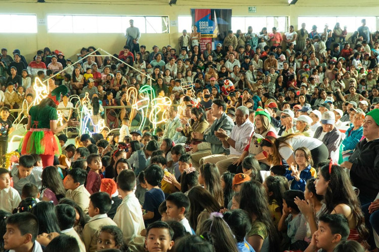 捐贈(zèng)儀式在埃爾查科市中心的體育館舉行。中國(guó)電建厄瓜多爾代表處提供圖