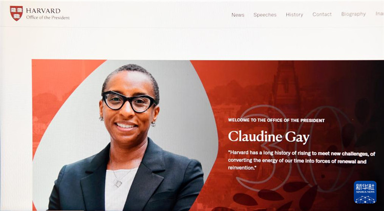 美國媒體1月2日報(bào)道，哈佛大學(xué)校長蓋伊宣布辭職。這是1月2日拍攝的有蓋伊照片的哈佛大學(xué)官網(wǎng)校長辦公室頁面。新華社記者李睿 攝