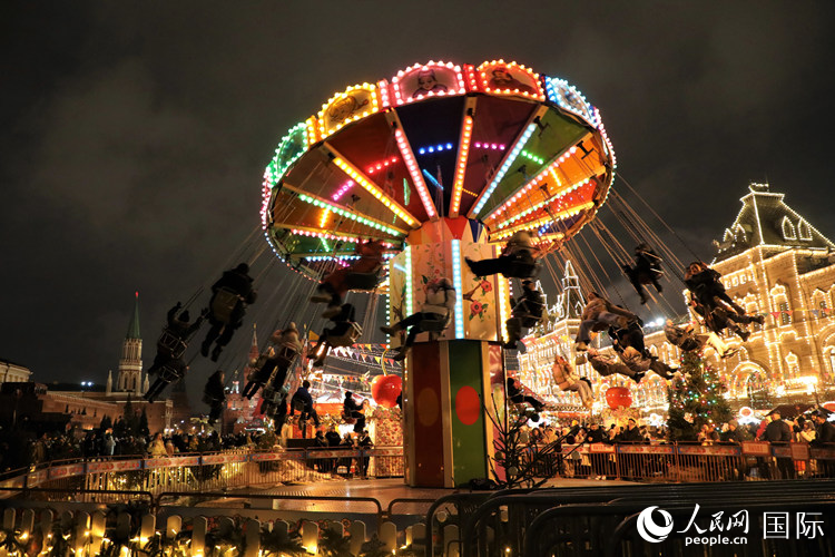 位于莫斯科紅場中央的“古姆”新年集市。人民網(wǎng)記者 隋鑫攝