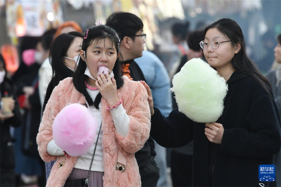 1月5日，在日本名古屋市第18屆“名古屋中國(guó)春節(jié)祭”上，游客品嘗棉花糖。新華社記者 岳晨星 攝