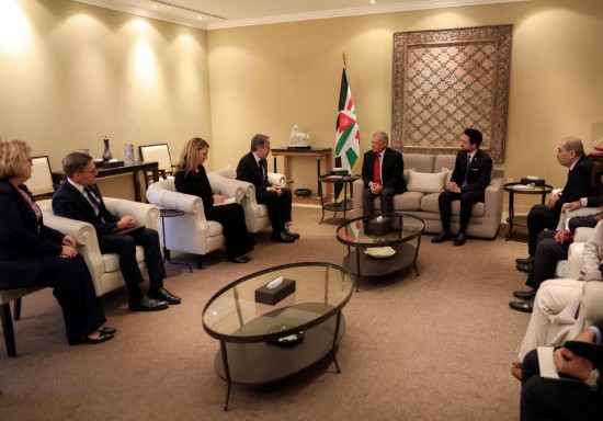 1月7日，約旦國王阿卜杜拉二世（中右）在安曼會(huì)見到訪的美國國務(wù)卿布林肯（中左）。新華社發(fā)（約旦王宮供圖）