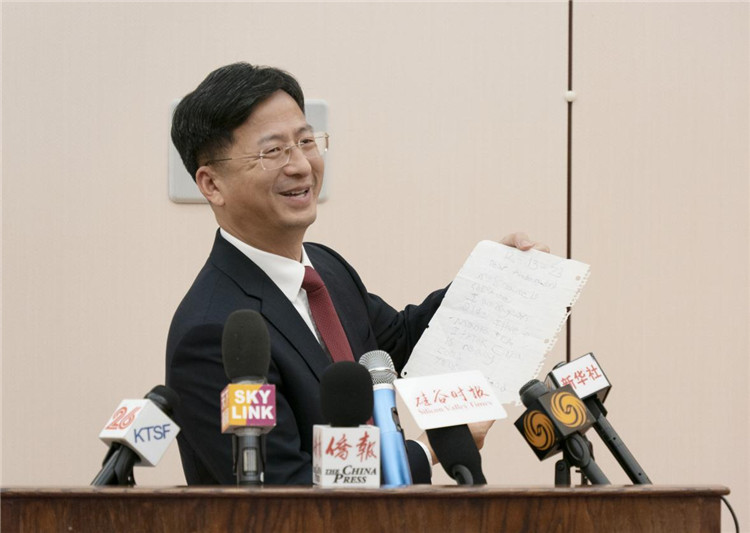 張建敏總領事向媒體展示領區(qū)小學生來信。中國駐舊金山總領館供圖