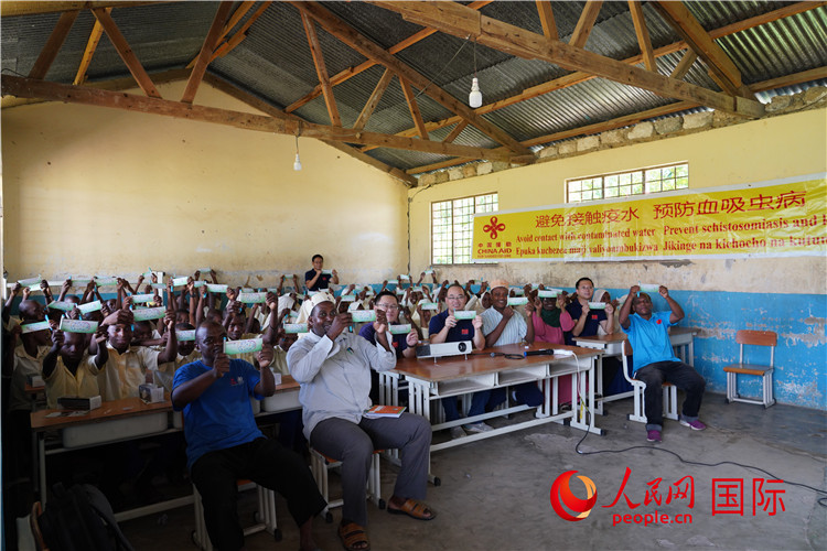 中國專家組走進(jìn)姆坦噶尼小學(xué)開展血吸蟲病防治健康教育。人民網(wǎng)記者 黃煒鑫攝