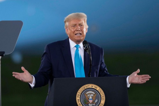 這是2020年9月3日時任美國總統(tǒng)特朗普在美國賓夕法尼亞州拉特羅布參加競選集會的資料照片。新華社記者劉杰攝