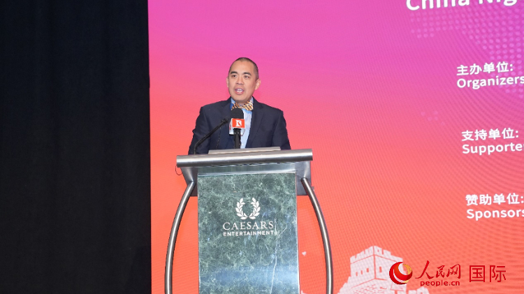 內(nèi)華達(dá)州副州長辦公室幕僚長魯?shù)稀づ撩鲌D安在論壇致辭。人民網(wǎng)記者 鄧圩攝