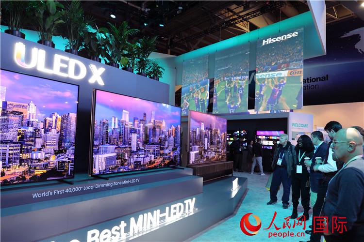 在2024年美國消費(fèi)電子展上，人們駐足觀看中國企業(yè)海信推出的ULED X系列電視110UX，該產(chǎn)品獲得“2024年美國消費(fèi)電子展創(chuàng)新獎(jiǎng)”。人民網(wǎng)記者 李志偉攝