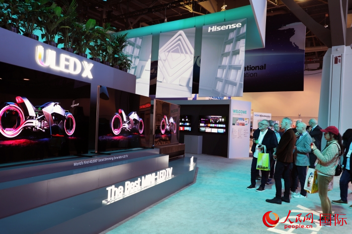 海信在此次展會上推出ULED X系列電視110UX，是全球首臺4萬+分區(qū)MiniLED電視，斬獲2024年美國消費電子展創(chuàng)新獎。人民網(wǎng)記者 李志偉攝