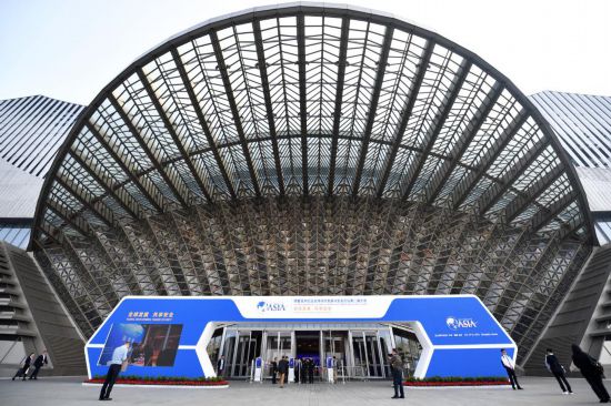 2023年10月30日，參會(huì)嘉賓步入長沙國際會(huì)議中心。當(dāng)日，以“全球發(fā)展 共享安全”為主題的博鰲亞洲論壇全球經(jīng)濟(jì)發(fā)展與安全論壇第二屆大會(huì)在湖南長沙開幕。新華社記者 陳振海 攝