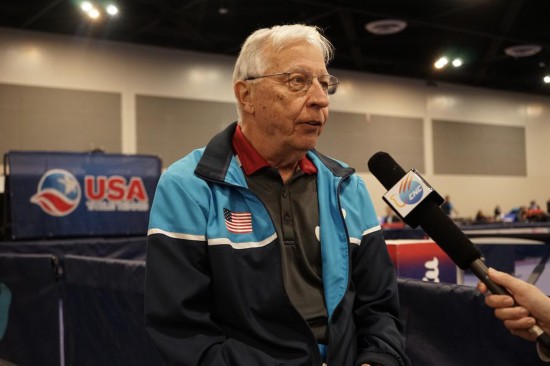 2023年12月16日，中美“乒乓外交”親歷者戴爾·斯威里斯在2023年美國乒乓球公開賽老年組比賽間隙接受新華社記者專訪。