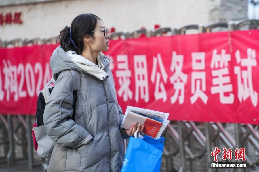 2023年11月26日，山西省太原市，考生步入考場。當日，中央機關及其直屬機構2024年度考試錄用公務員公共科目筆試舉行。<a target='_blank' href='/'><p  align=