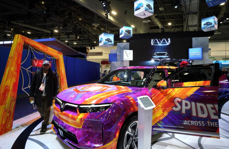 1月11日，人們在美國拉斯維加斯消費(fèi)電子展越南電動(dòng)汽車制造商VinFast展臺(tái)參觀。新華社記者吳曉凌攝