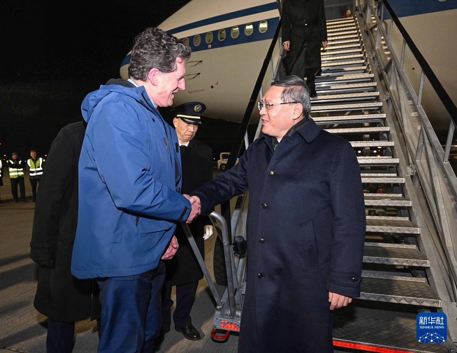 當(dāng)?shù)貢r(shí)間1月16日晚，應(yīng)愛爾蘭總理瓦拉德卡邀請(qǐng)，國務(wù)院總理李強(qiáng)乘包機(jī)抵達(dá)都柏林國際機(jī)場(chǎng)，開始對(duì)愛爾蘭進(jìn)行正式訪問。愛爾蘭環(huán)境、氣候與通訊部長兼交通部長瑞安等到機(jī)場(chǎng)迎接。新華社記者 饒愛民 攝