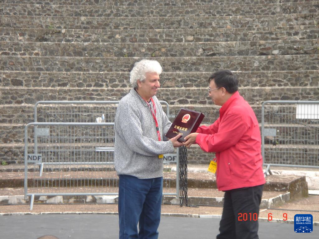 這是2010年帕特里克·索米耶（圖左）獲頒北京市人民政府授予的“長城友誼獎”時的資料照片。新華社發(fā)（受訪對象供圖）