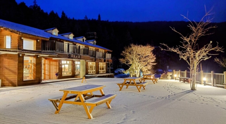 位在宜蘭縣內(nèi)的太平山森林游樂區(qū)23日凌晨開始下雪，園區(qū)翠峰山屋前一片雪白。圖片來源：臺灣“中央社”。