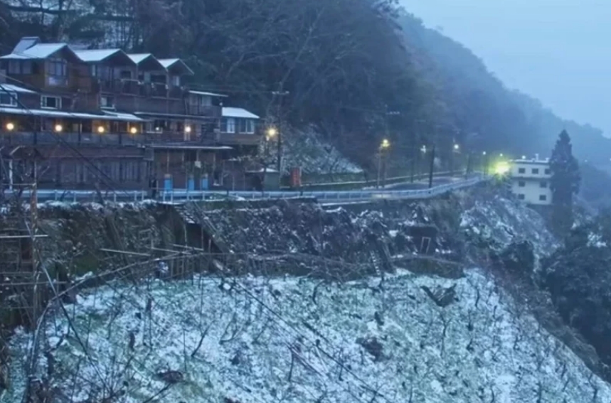 桃園市觀光旅游局22日新啟用的“上巴陵實時影像”的鏡頭下，現(xiàn)場呈現(xiàn)雪景。圖片來源：桃園市觀光旅游局。