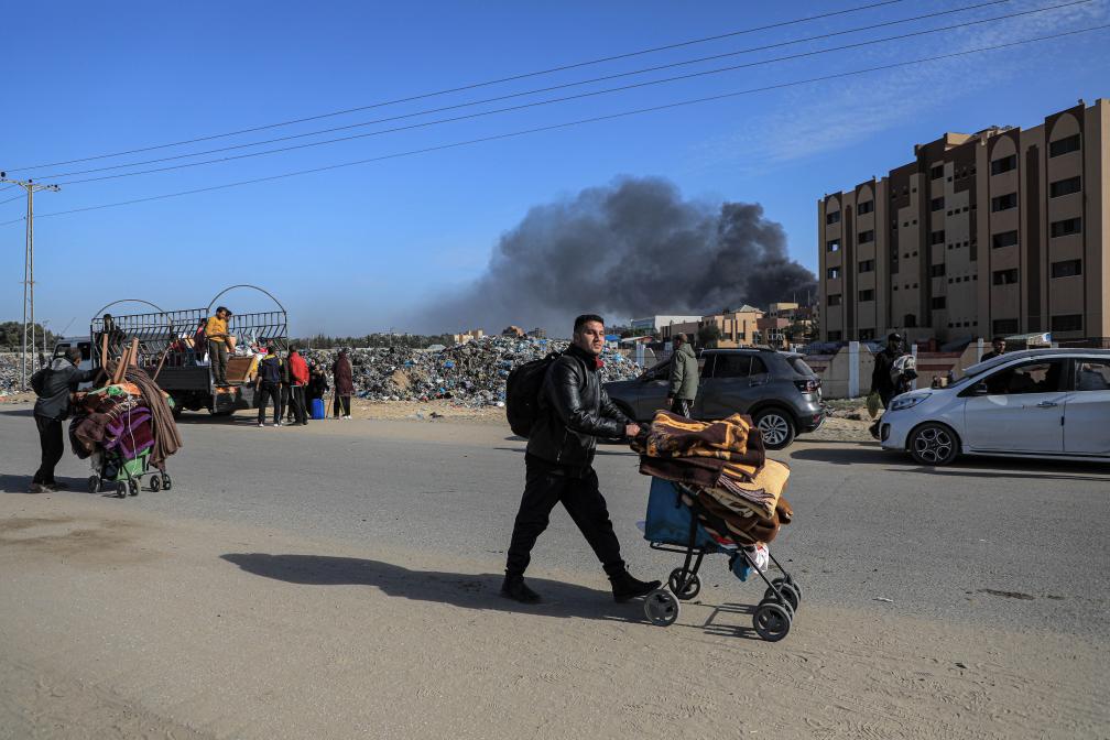 1月22日，在加沙地帶南部城市汗尤尼斯，人們逃離家園。新華社發(fā)（里澤克·阿卜杜勒賈瓦德攝）