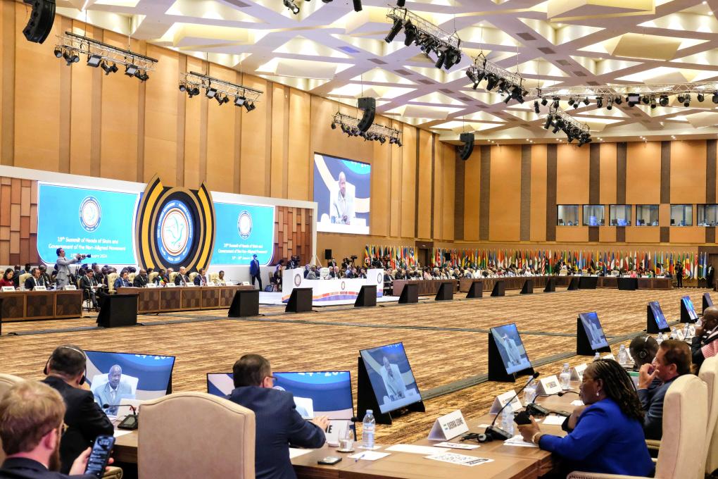 這是1月19日在烏干達(dá)首都坎帕拉拍攝的不結(jié)盟運動第19次峰會開幕式現(xiàn)場。新華社發(fā)（阿佳拉·納瓦達(dá)攝）