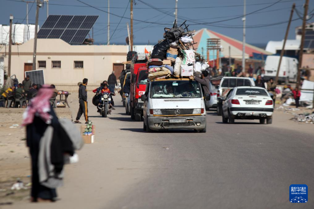 1月22日，在加沙地帶南部城市汗尤尼斯，人們逃離家園。新華社發(fā)（里澤克·阿卜杜勒賈瓦德攝）