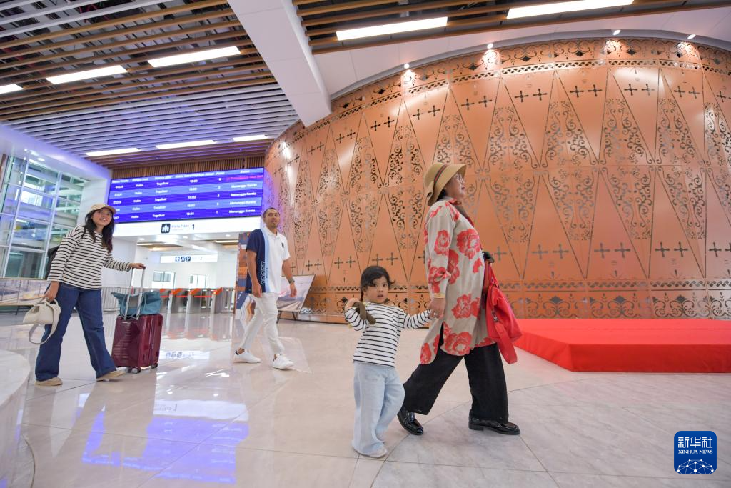 1月24日，在印度尼西亞雅加達(dá)哈利姆站，乘客在候車大廳內(nèi)行走。新華社記者 徐欽 攝