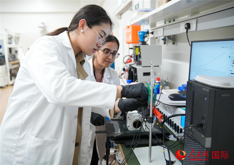 中國學(xué)生（左一）在嘗試操作電解水實驗。人民網(wǎng)塔里克·易卜拉欣攝