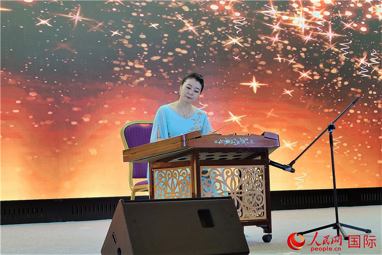 揚(yáng)琴演奏家劉艮演奏《夢(mèng)中的婚禮》。人民網(wǎng)記者 于宏建攝