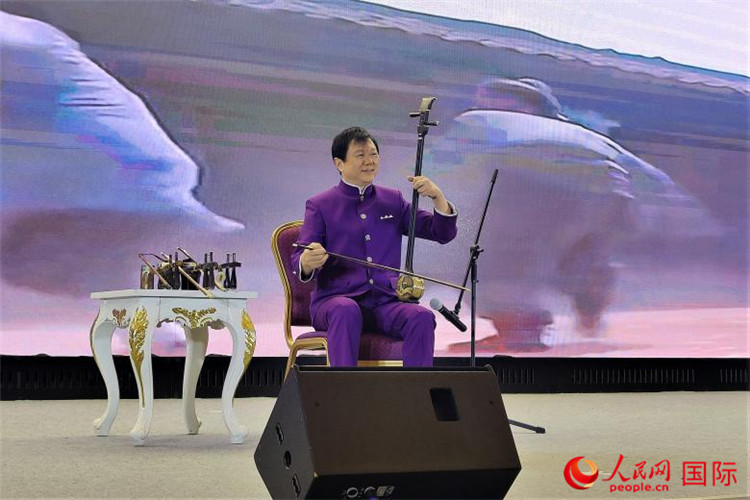二胡演奏家、國(guó)家一級(jí)演員王之輝演奏《新春樂(lè)》。人民網(wǎng)記者 于宏建攝
